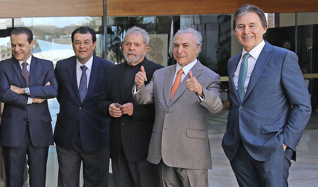 Vice-presidente e articulador político do governo disse nesta quarta-feira, 12, ter convicção de que o presidente do Senado, Renan Calheiros (PMDB-AL), não teve intenção de isolar a Câmara dos Deputados ao propor ao governo uma agenda para o país; "A sensação que eu tenho é que a Câmara vai colaborar, porque também está preocupada com o país", disse Temer, acrescentando que levará à bancada do PMDB a mensagem para que a Câmara participe dos esforços de superação da crise", afirmou; Michel Temer se reuniu com o ex-presidente Lula e líderes do Senado no Palácio do Jaburu (Foto: Aquiles Lins) Vice-presidente e articulador político do governo disse nesta quarta-feira, 12, ter convicção de que o presidente do Senado, Renan Calheiros (PMDB-AL), não teve intenção de isolar a Câmara dos Deputados ao propor ao governo uma agenda para o país; "A sensação que eu tenho é que a Câmara vai colaborar, porque também está preocupada com o país", disse Temer, acrescentando que levará à bancada do PMDB a mensagem para que a Câmara participe dos esforços de superação da crise", afirmou; Michel Temer se reuniu com o ex-presidente Lula e líderes do Senado no Palácio do Jaburu