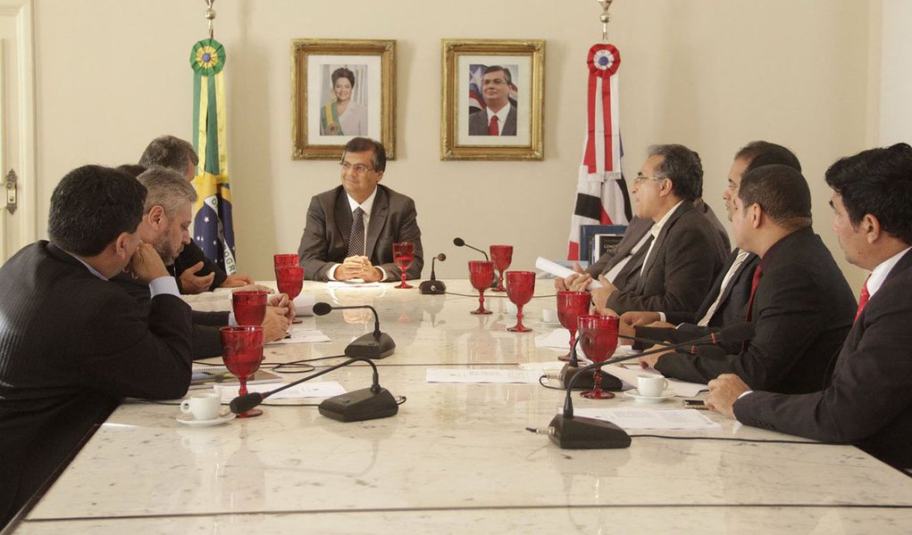 Deputado Edmilson Rodrigues (PSOL-PA), integrante da CPI do Sistema Carcerário da Câmara Federal, afirmou que o Termo de Compromisso assinado pelo Governo Estadual junto com CNJ e o Ministério da Justiça "pode servir de exemplo para todo o país, porque não pega apenas a questão da infraestrutura, mas também da ressocialização"; parlamentar Alberto Fraga (DEM-DF), presidente da CPI, disseque, após a visita a Pedrinhas pela manhã, foi possível verificar "uma evolução muito grande em relação ao que se viu no ano passado" (Foto: Leonardo Lucena) Deputado Edmilson Rodrigues (PSOL-PA), integrante da CPI do Sistema Carcerário da Câmara Federal, afirmou que o Termo de Compromisso assinado pelo Governo Estadual junto com CNJ e o Ministério da Justiça "pode servir de exemplo para todo o país, porque não pega apenas a questão da infraestrutura, mas também da ressocialização"; parlamentar Alberto Fraga (DEM-DF), presidente da CPI, disseque, após a visita a Pedrinhas pela manhã, foi possível verificar "uma evolução muito grande em relação ao que se viu no ano passado"