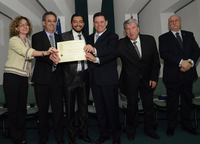 O curso de Gestão de Pessoas e Desenvolvimento Gerencial da Administração Pública foi direcionado aos servidores públicos estaduais que participaram de um processo seletivo em 2013; corpo acadêmico e conteúdo ficaram por conta da Fundação Armando Álvares Penteado (FAAP), uma entre as melhores faculdades de São Paulo; governo investiu R$ 1,2 milhão; presente à solenidade, o governador Marconi Perillo (PSDB) anunciou a abertura de três novos cursos de pós-graduação na Escola de Governo (Foto: Realle Palazzo-Martini) O curso de Gestão de Pessoas e Desenvolvimento Gerencial da Administração Pública foi direcionado aos servidores públicos estaduais que participaram de um processo seletivo em 2013; corpo acadêmico e conteúdo ficaram por conta da Fundação Armando Álvares Penteado (FAAP), uma entre as melhores faculdades de São Paulo; governo investiu R$ 1,2 milhão; presente à solenidade, o governador Marconi Perillo (PSDB) anunciou a abertura de três novos cursos de pós-graduação na Escola de Governo