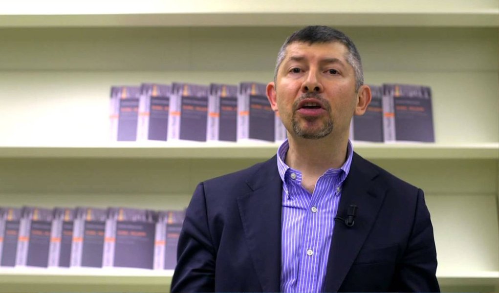 Vice-ministro italiano para relações com o parlamento, Ivan Scalfarotto, anunciou que está em greve de fome desde a última segunda-feira para pressionar a Itália a aprovar a união civil para casais homossexuais; projeto de lei, que já foi aprovado pelo primeiro-ministro, Matteo Renzi, está parado no parlamento em função de divergências entre os parlamentares; Scalfarotto criticou o silêncio "ensurdecedor" de tantas "pessoas boas" em torno da questão (Foto: Paulo Emílio) Vice-ministro italiano para relações com o parlamento, Ivan Scalfarotto, anunciou que está em greve de fome desde a última segunda-feira para pressionar a Itália a aprovar a união civil para casais homossexuais; projeto de lei, que já foi aprovado pelo primeiro-ministro, Matteo Renzi, está parado no parlamento em função de divergências entre os parlamentares; Scalfarotto criticou o silêncio "ensurdecedor" de tantas "pessoas boas" em torno da questão