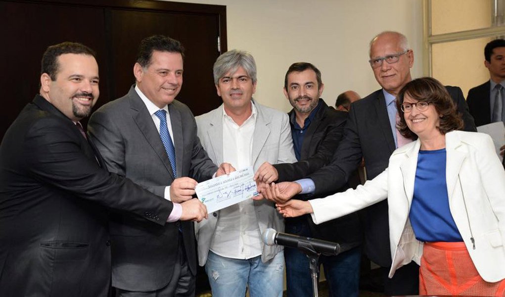 Empresa goiana recebeu R$ 672 mil para desenvolvimento de aplicativo de fidelização de clientes; recursos foram disponibilizados pelo Finep, em parceria com GoiásFomento e Fapeg; o governador Marconi Perillo fez questão de acompanhar solenidade: “Participo de reuniões onde inauguramos obras de R$ 1 bi, de R$ 300 milhões, de R$ 100 milhões. Aí entregamos um cheque de R$ 672 mil e as pessoas dizem: ‘Um evento para inaugurar uma grande obra é muito significativo’. E eu digo ‘é verdade’. Mas esse momento talvez seja mais significativo do que a entrega de uma grande obra. Estamos aqui plantando uma semente para o futuro” (Foto: Realle Palazzo-Martini) Empresa goiana recebeu R$ 672 mil para desenvolvimento de aplicativo de fidelização de clientes; recursos foram disponibilizados pelo Finep, em parceria com GoiásFomento e Fapeg; o governador Marconi Perillo fez questão de acompanhar solenidade: “Participo de reuniões onde inauguramos obras de R$ 1 bi, de R$ 300 milhões, de R$ 100 milhões. Aí entregamos um cheque de R$ 672 mil e as pessoas dizem: ‘Um evento para inaugurar uma grande obra é muito significativo’. E eu digo ‘é verdade’. Mas esse momento talvez seja mais significativo do que a entrega de uma grande obra. Estamos aqui plantando uma semente para o futuro”