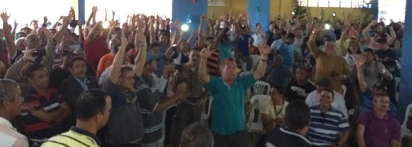 Policiais militares e integrantes do Corpo de Bombeiros de Alagoas decidiram, em assembleia, iniciar o que eles batizaram de “Operação Padrão”, que significa que só vão trabalhar se tiverem todas as condições legais e estruturais; estratégia é utilizada para pressionar o governo do Estado a apresentar uma proposta de reajuste que não esteja fracionada durante os próximos três anos (Foto: Voney Malta) Policiais militares e integrantes do Corpo de Bombeiros de Alagoas decidiram, em assembleia, iniciar o que eles batizaram de “Operação Padrão”, que significa que só vão trabalhar se tiverem todas as condições legais e estruturais; estratégia é utilizada para pressionar o governo do Estado a apresentar uma proposta de reajuste que não esteja fracionada durante os próximos três anos