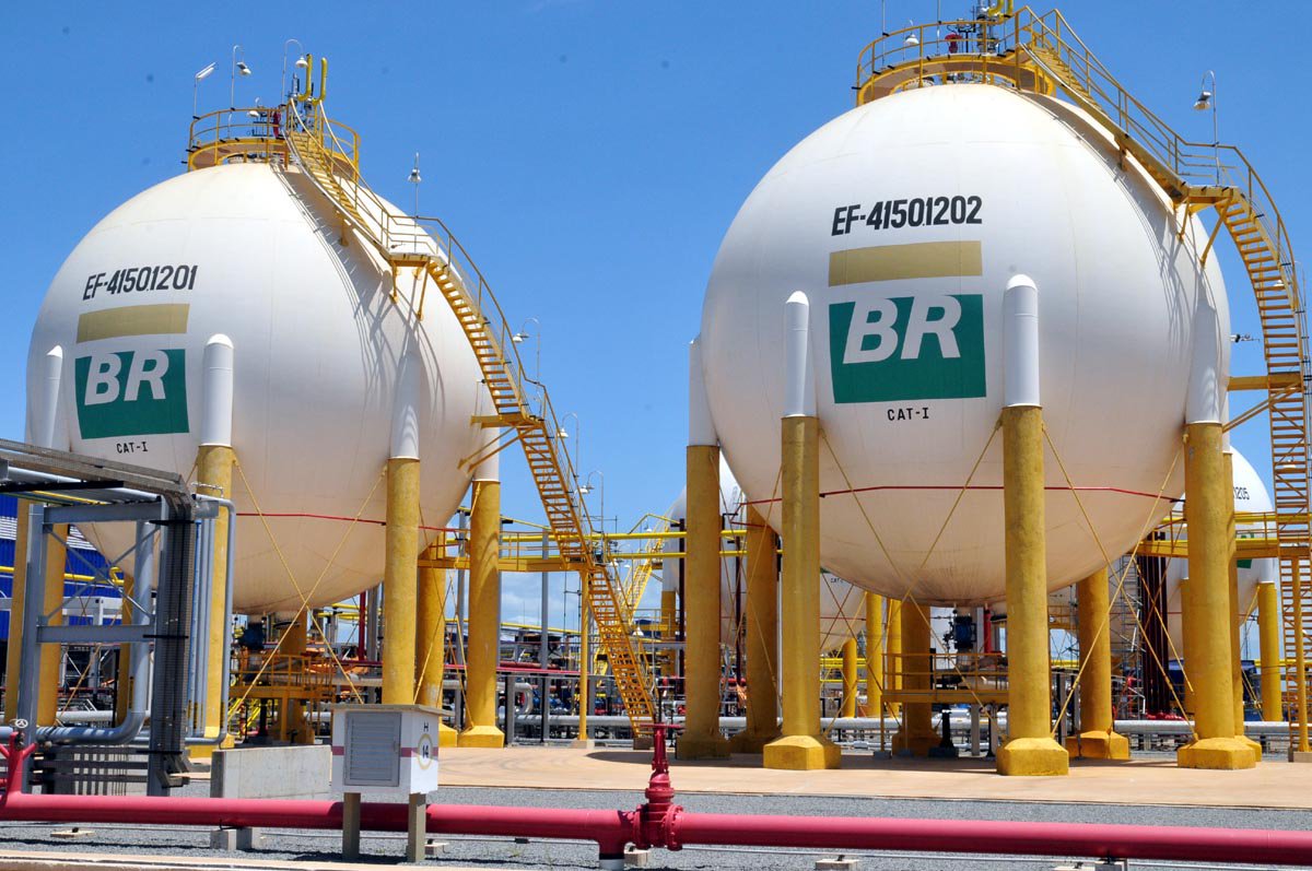 A Petrobras permanecerá no setor de distribuição de gás natural, afirmou a presidente da subsidiária de gás da petroleira brasileira, Gaspetro, Angelica Laureano; ela fez a afirmação ao ser questionada se a empresa terá fatias vendidas, conforme notícias recentes na imprensa; "A Petrobras permanecerá na distribuição", assegurou (Foto: Paulo Emílio) A Petrobras permanecerá no setor de distribuição de gás natural, afirmou a presidente da subsidiária de gás da petroleira brasileira, Gaspetro, Angelica Laureano; ela fez a afirmação ao ser questionada se a empresa terá fatias vendidas, conforme notícias recentes na imprensa; "A Petrobras permanecerá na distribuição", assegurou