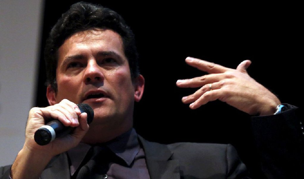 O juiz federal Sergio Moro autorizou a transferência de três presos na Operação Lava Jato para o Complexo Médico Penal em Pinhais (PR), presídio localizado na região metropolitana de Curitiba; com a decisão, Celso Araripe, ex-funcionário da Petrobras, Flávio Barra, ex-executivo da Andrade Gutierrez, e o ex-diretor da Área Internacional da estatal Jorge Zelada deixarão a carceragem da Superintendência da Polícia Federal nos próximos dias; transferência foi requerida pela Polícia Federal (PF), que alegou limitação do espaço destinado às celas, devido chegada frequente de novos presos (Foto: Paulo Emílio) O juiz federal Sergio Moro autorizou a transferência de três presos na Operação Lava Jato para o Complexo Médico Penal em Pinhais (PR), presídio localizado na região metropolitana de Curitiba; com a decisão, Celso Araripe, ex-funcionário da Petrobras, Flávio Barra, ex-executivo da Andrade Gutierrez, e o ex-diretor da Área Internacional da estatal Jorge Zelada deixarão a carceragem da Superintendência da Polícia Federal nos próximos dias; transferência foi requerida pela Polícia Federal (PF), que alegou limitação do espaço destinado às celas, devido chegada frequente de novos presos