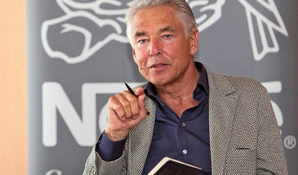 Para Peter Brabeck, presidente do conselho de administração da Nestlé, a corrupção no Brasil é mais inquietante que a inflação alta; segundo ele, é preciso encontrar um modelo social diferente, que estabeleça a confiança: “No Brasil foram liberadas 54 milhões de brasileiros da extrema pobreza e dada a eles a esperança de se tornarem parte da classe média. E quando se começa a empurra-los de volta para a pobreza, é um perigo social extremo” (Foto: Roberta Namour) Para Peter Brabeck, presidente do conselho de administração da Nestlé, a corrupção no Brasil é mais inquietante que a inflação alta; segundo ele, é preciso encontrar um modelo social diferente, que estabeleça a confiança: “No Brasil foram liberadas 54 milhões de brasileiros da extrema pobreza e dada a eles a esperança de se tornarem parte da classe média. E quando se começa a empurra-los de volta para a pobreza, é um perigo social extremo”