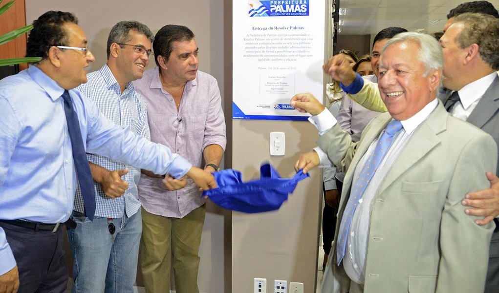 O prefeito Carlos Amastha (PSB) lançou nesta terça-feira, 18, o "Resolve Palmas", que oferecerá em um só lugar 225 serviços nas áreas de transporte, vigilância sanitária, finanças, habitação, meio ambiente, construção, defesa do consumidor, imobiliário, mobiliário e também do Sistema Nacional de Emprego (Sine); ao total são 36 postos de atendimento ao cidadão; "Sonhávamos em quebrar o paradigma no atendimento e agora vamos atender às demandas do usuário. Pesquisamos os projetos mais modernos desenvolvidos no Brasil e sem dúvida o nosso é o que tem de melhor para oferecer", afirmou Amastha (Foto: Aquiles Lins) O prefeito Carlos Amastha (PSB) lançou nesta terça-feira, 18, o "Resolve Palmas", que oferecerá em um só lugar 225 serviços nas áreas de transporte, vigilância sanitária, finanças, habitação, meio ambiente, construção, defesa do consumidor, imobiliário, mobiliário e também do Sistema Nacional de Emprego (Sine); ao total são 36 postos de atendimento ao cidadão; "Sonhávamos em quebrar o paradigma no atendimento e agora vamos atender às demandas do usuário. Pesquisamos os projetos mais modernos desenvolvidos no Brasil e sem dúvida o nosso é o que tem de melhor para oferecer", afirmou Amastha