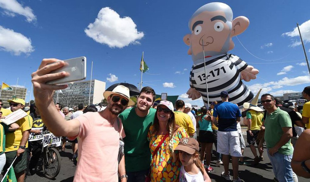 O desafio do governo é recuperar a confiança desses brasileiros e brasileiras, pois os que disseminam intolerância e ódio são um caso perdido. Não para o governo ou para PT, mas para a causa democrática (Foto: Bepe Damasco) O desafio do governo é recuperar a confiança desses brasileiros e brasileiras, pois os que disseminam intolerância e ódio são um caso perdido. Não para o governo ou para PT, mas para a causa democrática