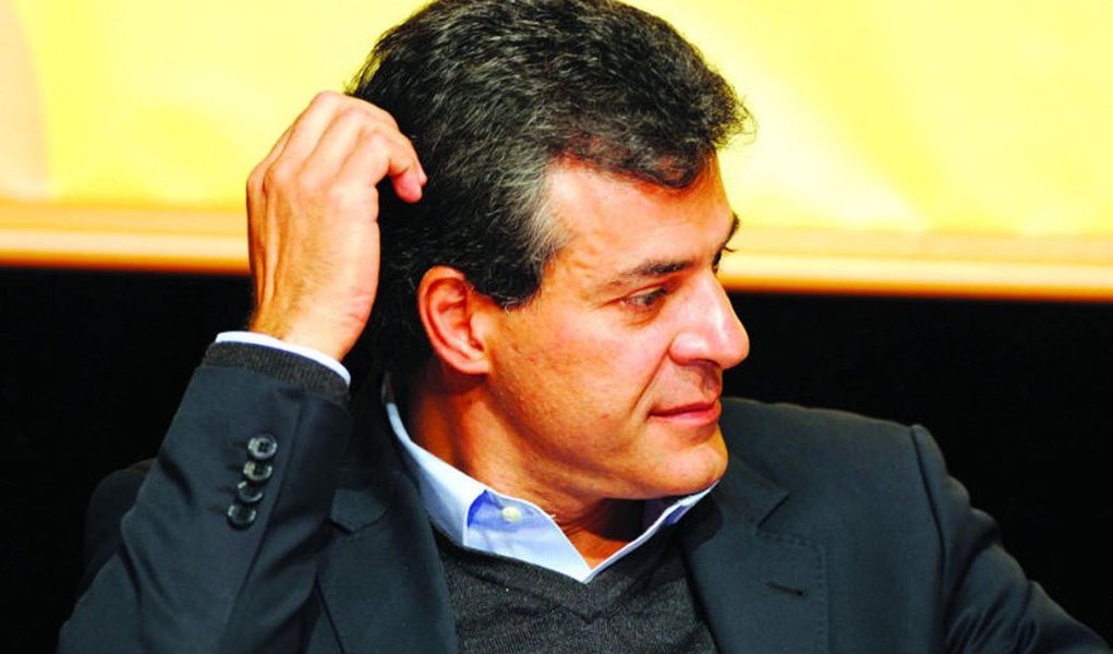A explosão na receita é reflexo da enxurrada de tarifaços e aumento de impostos colocados em prática pelo governo Richa desde o final do ano passado. Entretanto, o governo tucano escolheu reduzir o repasse de recursos para as duas áreas (Foto: Enio Verri) A explosão na receita é reflexo da enxurrada de tarifaços e aumento de impostos colocados em prática pelo governo Richa desde o final do ano passado. Entretanto, o governo tucano escolheu reduzir o repasse de recursos para as duas áreas