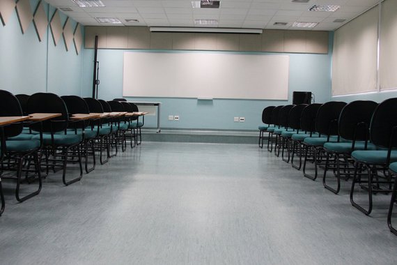 Não se trata de baixar o nível da escola, mas de torná-la compatível à era da informação, em que cada um de nós deve ter a capacidade de pesquisar, selecionar e conectar informações. Muitas luzes pra nós educadores (Foto: Lílio Paoliello) Não se trata de baixar o nível da escola, mas de torná-la compatível à era da informação, em que cada um de nós deve ter a capacidade de pesquisar, selecionar e conectar informações. Muitas luzes pra nós educadores
