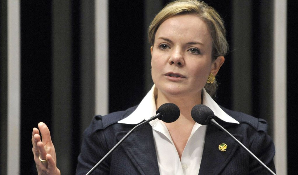 Senadora do PT complementou nesta terça-feira seu relatório com sugestões à Medida Provisória 675, retirando a proposta de fim gradual do benefício fiscal para empresas por meio da distribuição de juros sobre capital próprio (JCP); "Infelizmente considero que não temos ambiente propício para avançar", escreveu Gleisi Hoffmann (Foto: Gisele Federicce) Senadora do PT complementou nesta terça-feira seu relatório com sugestões à Medida Provisória 675, retirando a proposta de fim gradual do benefício fiscal para empresas por meio da distribuição de juros sobre capital próprio (JCP); "Infelizmente considero que não temos ambiente propício para avançar", escreveu Gleisi Hoffmann
