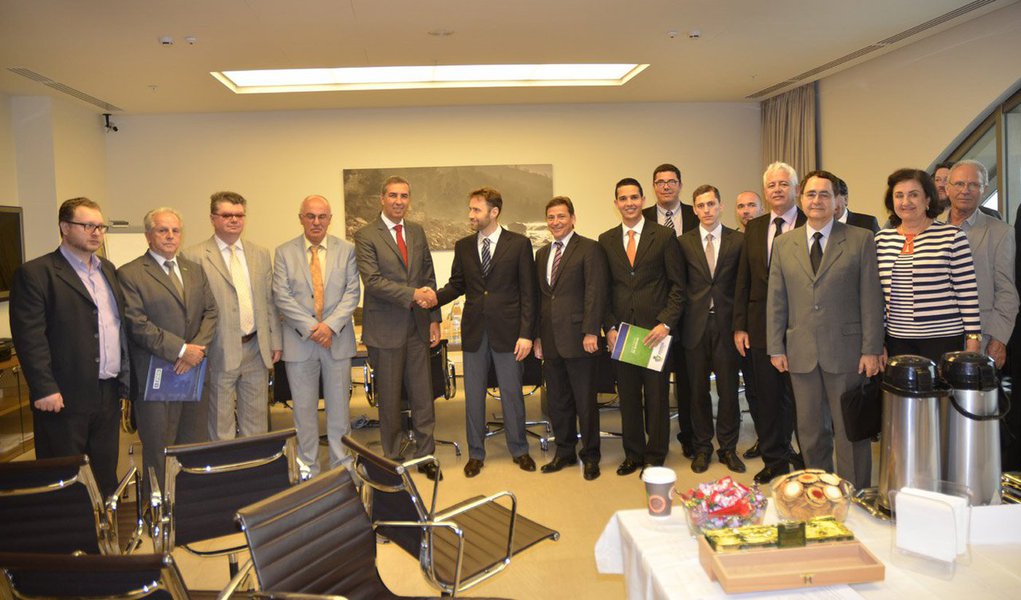 Na Rússia, delegação comercial chefiada pelo vice-governador José Eliton viabiliza investimentos nos setores de tecnologia em sistemas de saneamento, resultado de missões empreendidas pelo governador Marconi Perillo; linha de crédito principal para a estatal goiana de saneamento, no valor de R$ 1 bilhão, será disponibilizada a partir da análise de cada projeto; no curto prazo serão liberados US$ 60 milhões destinados à implantação, em dois anos, de projeto piloto; outro ato firmado viabiliza a instalação de uma indústria de montagem de tubulações, plásticos especiais e produtos inovadores de água e esgoto, com investimentos de US$ 10 milhões (Foto: Realle Palazzo-Martini) Na Rússia, delegação comercial chefiada pelo vice-governador José Eliton viabiliza investimentos nos setores de tecnologia em sistemas de saneamento, resultado de missões empreendidas pelo governador Marconi Perillo; linha de crédito principal para a estatal goiana de saneamento, no valor de R$ 1 bilhão, será disponibilizada a partir da análise de cada projeto; no curto prazo serão liberados US$ 60 milhões destinados à implantação, em dois anos, de projeto piloto; outro ato firmado viabiliza a instalação de uma indústria de montagem de tubulações, plásticos especiais e produtos inovadores de água e esgoto, com investimentos de US$ 10 milhões