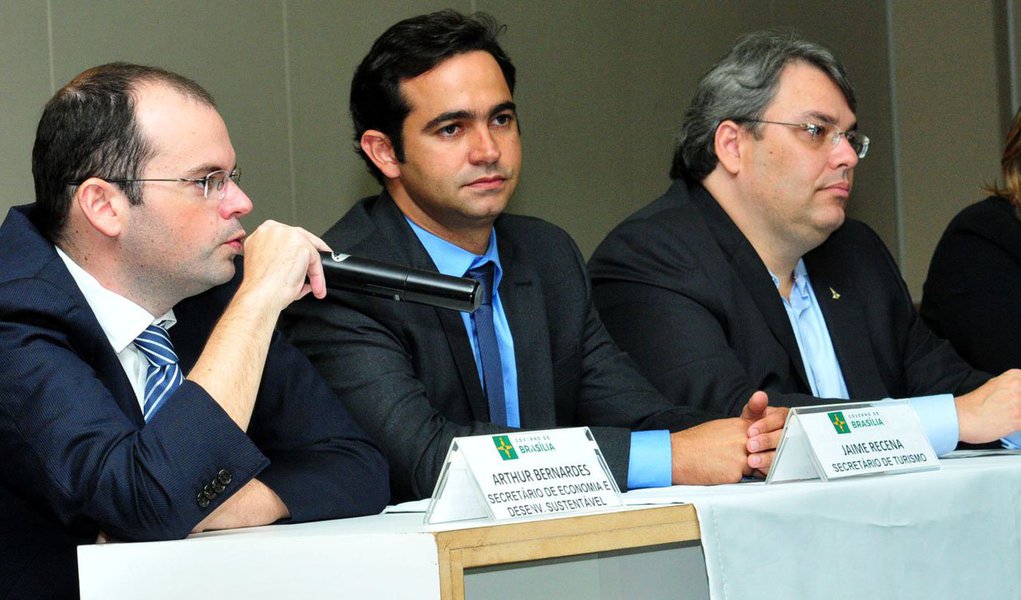 A Secretaria de Economia e Desenvolvimento Sustentável reduziu 90% do seu custeio, mais de R$ 4 milhões, desde o início de 2015. Reformulada neste ano, a pasta abriga três secretarias da gestão passada, do Entorno, da Micro e Pequena Empresa e de Desenvolvimento Econômico, e a área de parcerias público-privadas, que pertencia à antiga Secretaria de Governo; "Juntar os órgãos significou redução grande de custos; por exemplo, diminuímos a quantidade de impressoras e carros", diz o secretário de Economia e Desenvolvimento Sustentável, Arthur Bernardes (Foto: Leonardo Lucena) A Secretaria de Economia e Desenvolvimento Sustentável reduziu 90% do seu custeio, mais de R$ 4 milhões, desde o início de 2015. Reformulada neste ano, a pasta abriga três secretarias da gestão passada, do Entorno, da Micro e Pequena Empresa e de Desenvolvimento Econômico, e a área de parcerias público-privadas, que pertencia à antiga Secretaria de Governo; "Juntar os órgãos significou redução grande de custos; por exemplo, diminuímos a quantidade de impressoras e carros", diz o secretário de Economia e Desenvolvimento Sustentável, Arthur Bernardes