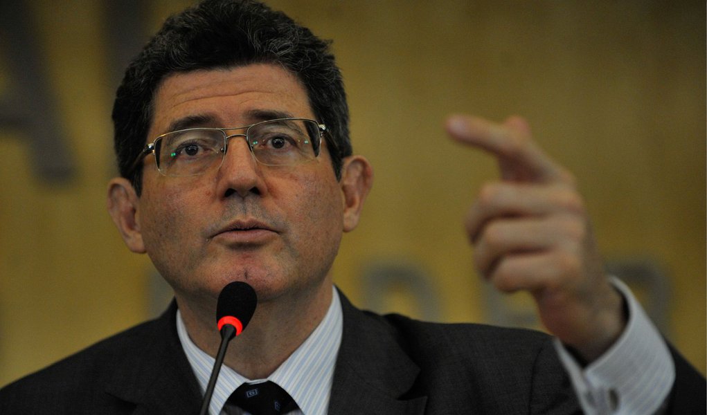 O ministro Joaquim Levy disse, nesta terça (30), que o Brasil está em situação "relativamente confortável" e "não deve se precipitar" no enfrentamento das consequências do calote da Grécia; "Temos as reservas cambiais, temos o próprio programa de Swap, que é uma ferramenta extraordinária de proteção para as empresas brasileiras. E à medida que a gente estiver fortalecendo o nosso fiscal, que a nossa economia estiver bem equilibrada, a gente vai estar mais bem preparado", afirmou (Foto: Valter Lima) O ministro Joaquim Levy disse, nesta terça (30), que o Brasil está em situação "relativamente confortável" e "não deve se precipitar" no enfrentamento das consequências do calote da Grécia; "Temos as reservas cambiais, temos o próprio programa de Swap, que é uma ferramenta extraordinária de proteção para as empresas brasileiras. E à medida que a gente estiver fortalecendo o nosso fiscal, que a nossa economia estiver bem equilibrada, a gente vai estar mais bem preparado", afirmou