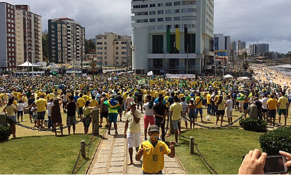 Comandados por grupos nas redes sociais, cerca de 4 mil manifestantes (segundo cálculos da Polícia Militar) começaram a se reunir por volta das 9 horas desta manhã ensolarada de domingo, no Porto da Barra, em Salvador, para protestarem contra o governo da presidente Dilma Rousseff; com gritos de "Fora, Dilma!", eles se vestiam, em sua maioria, com roupas nas cores verde e amarelo e pintavam o rosto com faixas nas mesmas cores (Foto: José Barbacena) Comandados por grupos nas redes sociais, cerca de 4 mil manifestantes (segundo cálculos da Polícia Militar) começaram a se reunir por volta das 9 horas desta manhã ensolarada de domingo, no Porto da Barra, em Salvador, para protestarem contra o governo da presidente Dilma Rousseff; com gritos de "Fora, Dilma!", eles se vestiam, em sua maioria, com roupas nas cores verde e amarelo e pintavam o rosto com faixas nas mesmas cores