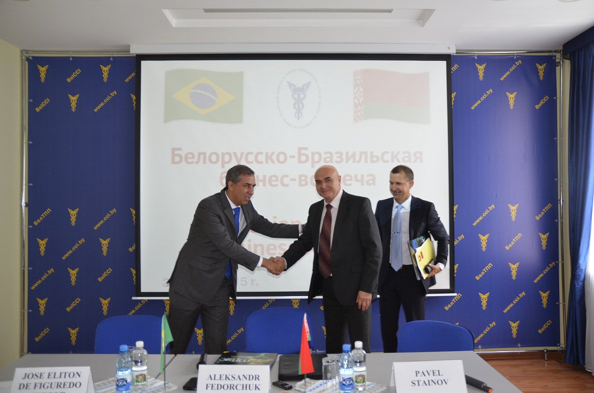 Documento assinado em Belarus pelo vice-governador e titular da SED, José Eliton, e pelo primeiro vice-governador do organismo, Igor Makár, é um suplemento ao acordo de cooperação celebrado em 2010; objetivo é endossar princípios, propostas e intensificar o intercâmbio de informações referentes a políticas públicas, cooperação e promoção nos seguintes setores econômicos: indústria, agricultura, comércio, ciência e tecnologia, logística, infraestrutura e turismo (Foto: José Barbacena) Documento assinado em Belarus pelo vice-governador e titular da SED, José Eliton, e pelo primeiro vice-governador do organismo, Igor Makár, é um suplemento ao acordo de cooperação celebrado em 2010; objetivo é endossar princípios, propostas e intensificar o intercâmbio de informações referentes a políticas públicas, cooperação e promoção nos seguintes setores econômicos: indústria, agricultura, comércio, ciência e tecnologia, logística, infraestrutura e turismo