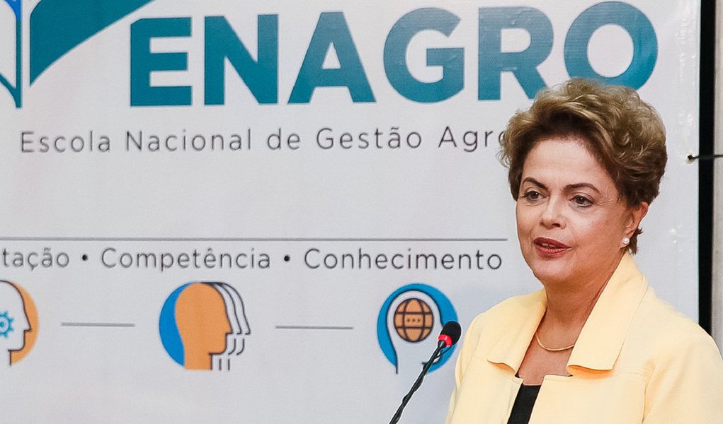 A presidente Dilma Rousseff participou nesta terça (18) da inauguração da Escola Nacional de Gestão Agropecuária, em Brasília; durante o discurso, Dilma voltou a reconhecer que o Brasil vive um momento de dificuldades e disse que "não há mais como dar suporte a tudo o que fizemos" e, por isso, o governo terá que "reduzir o nível de desoneração" de alguns setores; "O Brasil teve um desempenho fantástico, nós tínhamos conseguido superar os primeiros três anos de crise dependendo de um conjunto de políticas. Hoje, não temos mais como dar suporte a tudo o que fizemos. Vamos manter as desonerações, em alguns casos na sua integralidade, como o caso da cesta básica, mas, em outros, teremos que reduzir o nível de desoneração", afirmou (Foto: Valter Lima) A presidente Dilma Rousseff participou nesta terça (18) da inauguração da Escola Nacional de Gestão Agropecuária, em Brasília; durante o discurso, Dilma voltou a reconhecer que o Brasil vive um momento de dificuldades e disse que "não há mais como dar suporte a tudo o que fizemos" e, por isso, o governo terá que "reduzir o nível de desoneração" de alguns setores; "O Brasil teve um desempenho fantástico, nós tínhamos conseguido superar os primeiros três anos de crise dependendo de um conjunto de políticas. Hoje, não temos mais como dar suporte a tudo o que fizemos. Vamos manter as desonerações, em alguns casos na sua integralidade, como o caso da cesta básica, mas, em outros, teremos que reduzir o nível de desoneração", afirmou