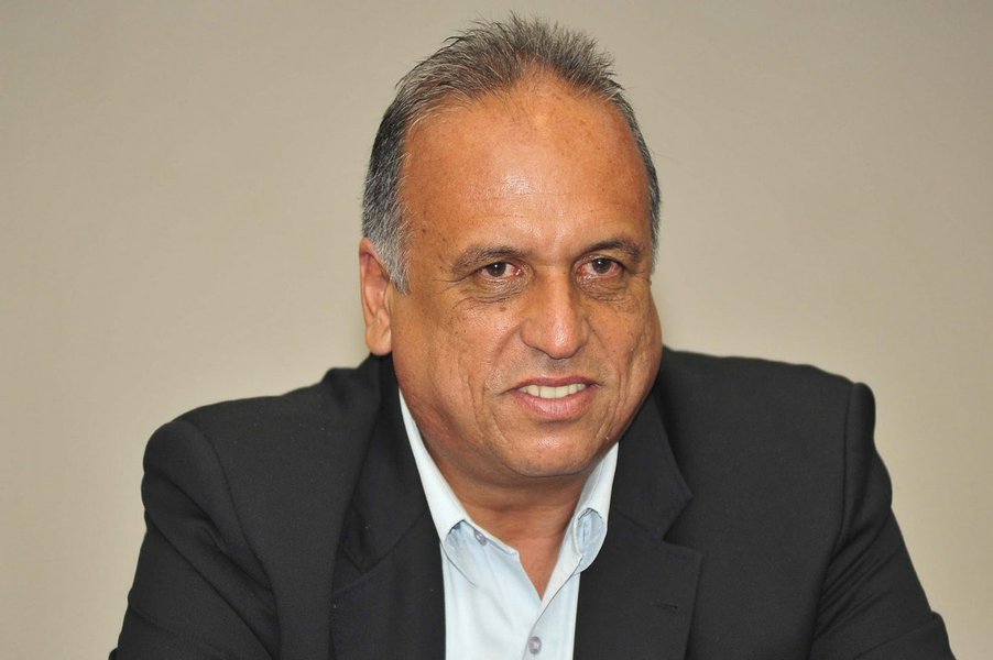 O colunista Elio Gaspari publica, neste domingo, um duro artigo contra o governador do Rio de Janeiro, que prejulgou e condenou um menor infrator acusado de um crime na Lagoa Rodrigo de Freitas; segundo Gaspari, Pezão tentou justificar "uma acusação contra um inocente", que era "negro, pobre e favelado"; o jornalista lembrou ainda que, no mesmo dia, o Superior Tribunal de Justiça autorizou a quebra de seus sigilos na Operação Lava Jato por um suposto caixa dois de R$ 30 milhões; "O governador, como o menor, repele a acusação", diz Gaspari, lembrando ainda que, assim como o menor, Pezão também possui "anotações criminais" (Foto: Leonardo Attuch) www.brasil247.com - O colunista Elio Gaspari publica, neste domingo, um duro artigo contra o governador do Rio de Janeiro, que prejulgou e condenou um menor infrator acusado de um crime na Lagoa Rodrigo de Freitas; segundo Gaspari, Pezão tentou justificar "uma acusação contra um inocente", que era "negro, pobre e favelado"; o jornalista lembrou ainda que, no mesmo dia, o Superior Tribunal de Justiça autorizou a quebra de seus sigilos na Operação Lava Jato por um suposto caixa dois de R$ 30 milhões; "O governador, como o menor, repele a acusação", diz Gaspari, lembrando ainda que, assim como o menor, Pezão também possui "anotações criminais"
