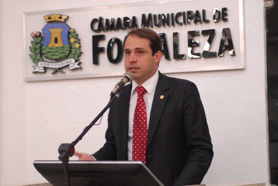 Iniciativa é uma retomada do projeto “Pacto por Fortaleza - A cidade que queremos até 2020” e discute eixos como Segurança Pública, Cidadania, Desenvolvimento Econômico e Social, Qualidade Urbana e Geração de Renda. Uma das proposições que não foram realizadas até agora é a requalificação do Centro da cidade. De acordo com o presidente da Câmara, Salmito Filho (Pros), serão realizados encontros na Praça do Ferreira para debater o assunto (Foto: Rodrigo Rocha) Iniciativa é uma retomada do projeto “Pacto por Fortaleza - A cidade que queremos até 2020” e discute eixos como Segurança Pública, Cidadania, Desenvolvimento Econômico e Social, Qualidade Urbana e Geração de Renda. Uma das proposições que não foram realizadas até agora é a requalificação do Centro da cidade. De acordo com o presidente da Câmara, Salmito Filho (Pros), serão realizados encontros na Praça do Ferreira para debater o assunto
