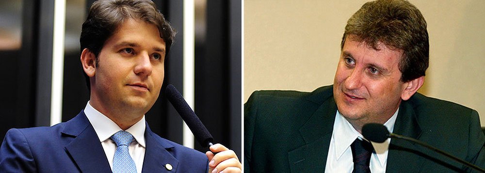 O Ministério Público Federal denunciou 13 pessoas investigadas por envolvimento no esquema de corrupção de empreiteiras em contratos com a Petrobras, investigado na Operação Lava Jato; entre os denunciados estão os ex-deputados Luiz Argôlo, André Vargas, Pedro Corrêa e Aline Corrêa; segundo o Ministério Público, Argôlo era o parlamentar com a relação mais próxima de Alberto Youssef; ele visitava frequentemente o doleiro para receber dinheiro e usava sua cota parlamentar de viagens para encontrá-lo; foi movimentada ilegalmente por Argôlo e seus associados uma quantia de R$ 1,6 milhão (Foto: Romulo Faro) O Ministério Público Federal denunciou 13 pessoas investigadas por envolvimento no esquema de corrupção de empreiteiras em contratos com a Petrobras, investigado na Operação Lava Jato; entre os denunciados estão os ex-deputados Luiz Argôlo, André Vargas, Pedro Corrêa e Aline Corrêa; segundo o Ministério Público, Argôlo era o parlamentar com a relação mais próxima de Alberto Youssef; ele visitava frequentemente o doleiro para receber dinheiro e usava sua cota parlamentar de viagens para encontrá-lo; foi movimentada ilegalmente por Argôlo e seus associados uma quantia de R$ 1,6 milhão