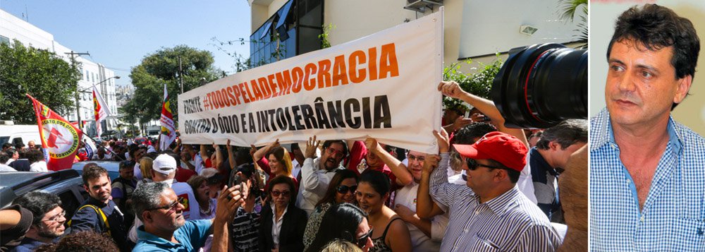 "Nosso objetivo é prestar solidariedade ao ex-presidente Lula e fazer a defesa da democracia contra a ameaça golpista", disse o diretor executivo do sindicato dos Metalúrgicos do ABC, Alexandre Colombo; nesta quinta-feira, a presidente Dilma Rousseff vai se reunir com integrantes de movimentos sociais, sob orientação de Lula (Foto: Roberta Namour) "Nosso objetivo é prestar solidariedade ao ex-presidente Lula e fazer a defesa da democracia contra a ameaça golpista", disse o diretor executivo do sindicato dos Metalúrgicos do ABC, Alexandre Colombo; nesta quinta-feira, a presidente Dilma Rousseff vai se reunir com integrantes de movimentos sociais, sob orientação de Lula