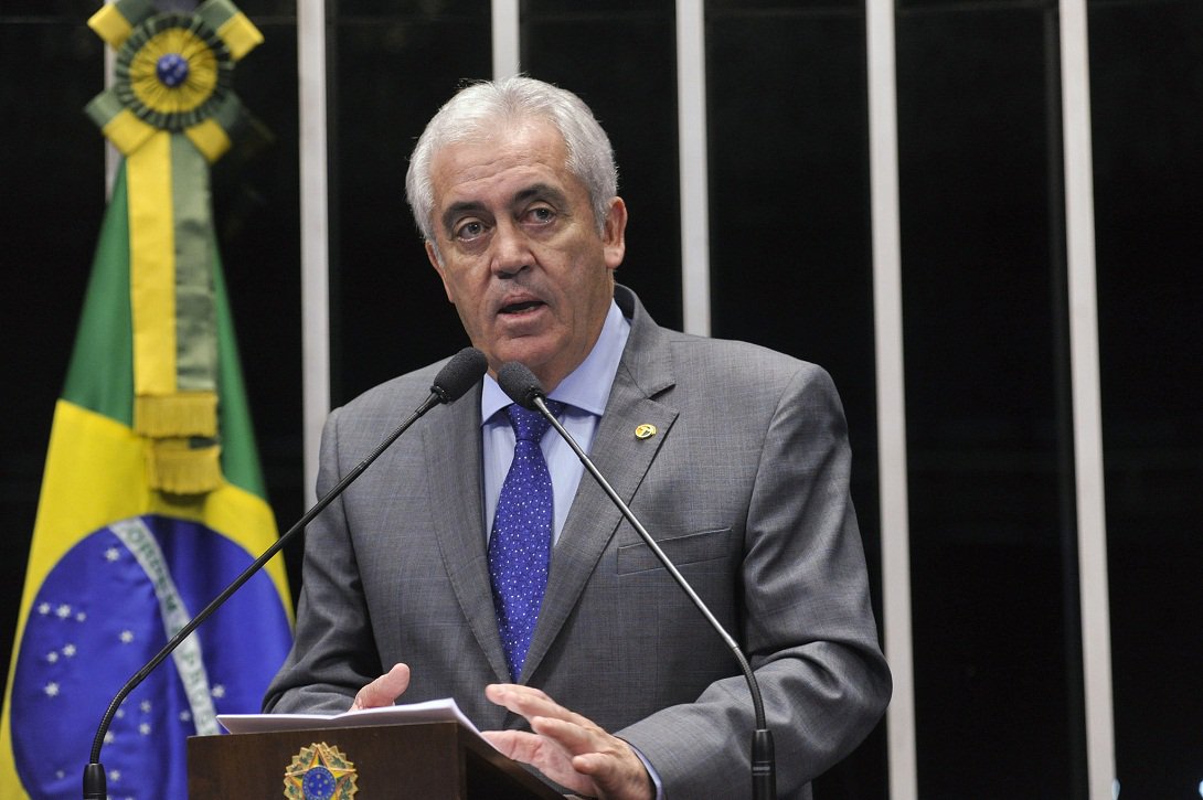 Senador baiano Otto Alencar (PSD) integra a Comissão Parlamentar de Inquérito que será instalada na próxima terça-feira; CPI foi criada a partir da Operação Zelotes, da Polícia Federal, que investiga denúncia de que empresas, escritórios de advocacia e de contabilidade, servidores públicos e conselheiros do Conselho Administrativo de Recursos Fiscais (Carf) criaram esquema de manipulação de julgamentos, propiciando a redução de multas de sonegadores de impostos; PF já comprovou prejuízos de R$ 6 bilhões aos cofres públicos, mas auditores envolvidos na operação avaliam que a fraude pode ultrapassar R$ 19 bilhões (Foto: José Barbacena) www.brasil247.com - Senador baiano Otto Alencar (PSD) integra a Comissão Parlamentar de Inquérito que será instalada na próxima terça-feira; CPI foi criada a partir da Operação Zelotes, da Polícia Federal, que investiga denúncia de que empresas, escritórios de advocacia e de contabilidade, servidores públicos e conselheiros do Conselho Administrativo de Recursos Fiscais (Carf) criaram esquema de manipulação de julgamentos, propiciando a redução de multas de sonegadores de impostos; PF já comprovou prejuízos de R$ 6 bilhões aos cofres públicos, mas auditores envolvidos na operação avaliam que a fraude pode ultrapassar R$ 19 bilhões
