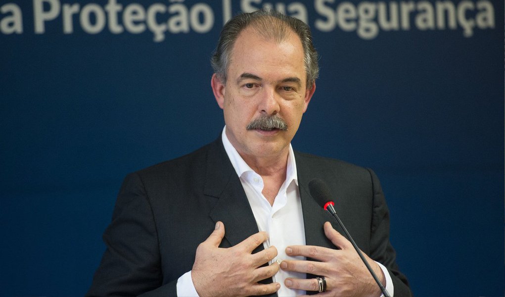 O ministro-chefe da Casa Civil, Aloizio Mercadante, confirmou que recebeu da empreiteira UTC o valor de R$ 500 mil para sua campanha ao governo do estado de São Paulo em 2010 e destacou que todo o valor foi declarado à Justiça Eleitoral; segundo ele, o primeiro repasse, de R$250 mil, foi feito em 29 de julho de 2010 e o segundo, em 27 de agosto do mesmo ano; Mercadante disse que vai pedir acesso ao conteúdo da delação e se colocou à disposição para prestar esclarecimentos (Foto: Romulo Faro) O ministro-chefe da Casa Civil, Aloizio Mercadante, confirmou que recebeu da empreiteira UTC o valor de R$ 500 mil para sua campanha ao governo do estado de São Paulo em 2010 e destacou que todo o valor foi declarado à Justiça Eleitoral; segundo ele, o primeiro repasse, de R$250 mil, foi feito em 29 de julho de 2010 e o segundo, em 27 de agosto do mesmo ano; Mercadante disse que vai pedir acesso ao conteúdo da delação e se colocou à disposição para prestar esclarecimentos