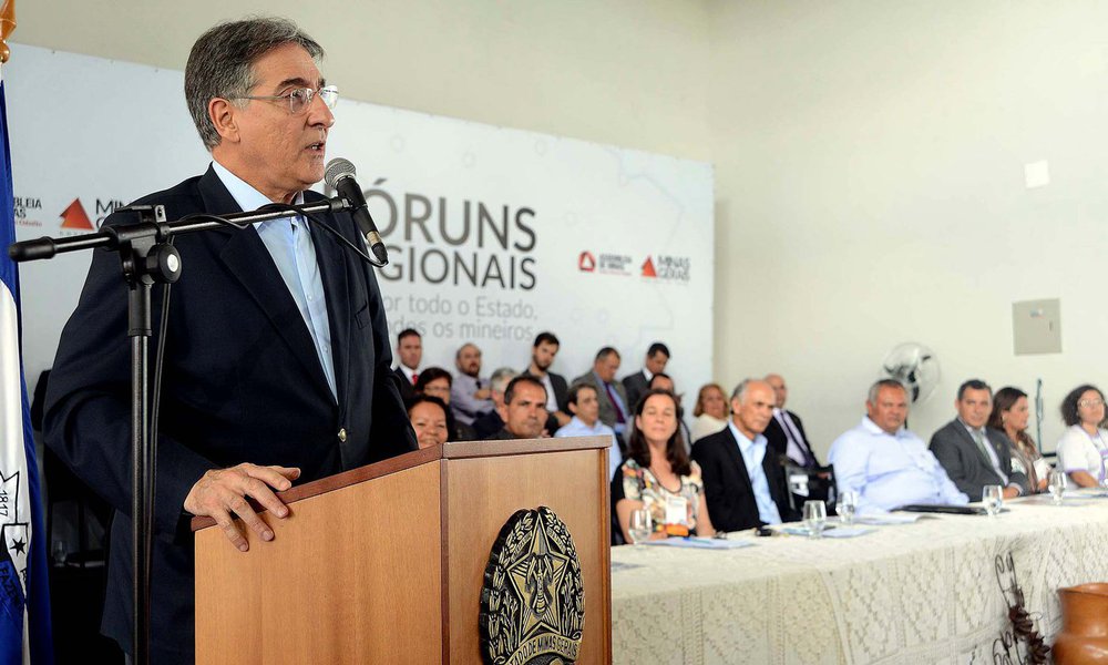 Pimentel pediu para que o posicionamento da Defensoria Pública seja ouvido neste debate; "A Defensoria tem um papel nisso, uma opinião que deve ser ouvida. Eu, particularmente, não compartilho da tese de reduzir a maioridade e que, com isso vai solucionar o problema", afirmou; "Podemos aperfeiçoar (o ECA). O que eu não acho correto é, nesse momento, em função, às vezes, de um fato de maior impacto junto à opinião pública, nós começarmos a discutir a redução da maioridade penal de forma leviana. Acho isso um perigo para o Brasil. Vamos avaliar bem e levar em conta todas as variáveis que estão envolvidas, para não tomarmos uma decisão precipitada", finalizou (Foto: Luis Mauro Queiroz) Pimentel pediu para que o posicionamento da Defensoria Pública seja ouvido neste debate; "A Defensoria tem um papel nisso, uma opinião que deve ser ouvida. Eu, particularmente, não compartilho da tese de reduzir a maioridade e que, com isso vai solucionar o problema", afirmou; "Podemos aperfeiçoar (o ECA). O que eu não acho correto é, nesse momento, em função, às vezes, de um fato de maior impacto junto à opinião pública, nós começarmos a discutir a redução da maioridade penal de forma leviana. Acho isso um perigo para o Brasil. Vamos avaliar bem e levar em conta todas as variáveis que estão envolvidas, para não tomarmos uma decisão precipitada", finalizou