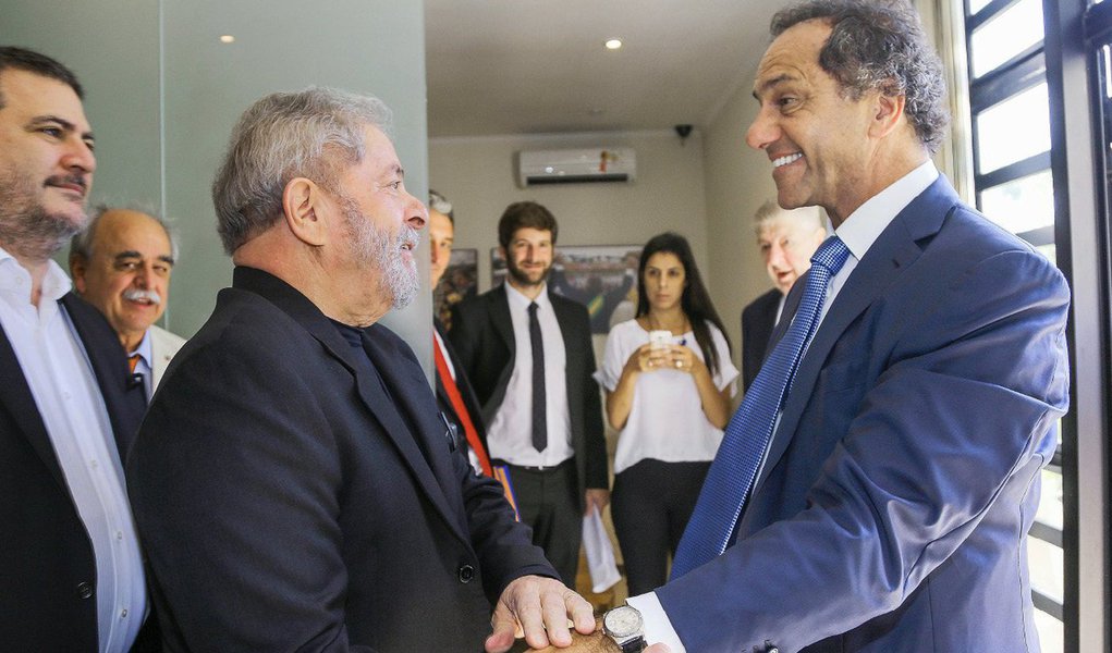 O governador da Província e candidato presidência da Frente para a Vitória (FpV), Daniel Scioli, aposta em fortalecer a relação com o Brasil; por isso, ele receberá a visita de Lula para inaugurarem juntos uma nova UPA, centros de atenção médica que a Província de Buenos Aires vem instalando, semelhantes aos que estão sendo feitos no Brasil; em abril, ambos já estiveram juntos em reunião sediada no Instituto Lula; naquela mesma reunião o ex-presidente brasileiro disse a Scioli que um triunfo da FpV seria a forma de “evitar um retrocesso” (Foto: Valter Lima) O governador da Província e candidato presidência da Frente para a Vitória (FpV), Daniel Scioli, aposta em fortalecer a relação com o Brasil; por isso, ele receberá a visita de Lula para inaugurarem juntos uma nova UPA, centros de atenção médica que a Província de Buenos Aires vem instalando, semelhantes aos que estão sendo feitos no Brasil; em abril, ambos já estiveram juntos em reunião sediada no Instituto Lula; naquela mesma reunião o ex-presidente brasileiro disse a Scioli que um triunfo da FpV seria a forma de “evitar um retrocesso”