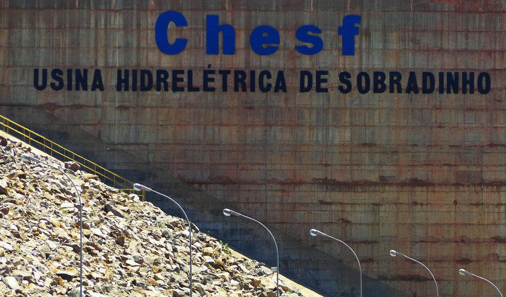 A Companhia Hidro Elétrica do São Francisco (Chesf) conseguiu reverter os prejuízos dos últimos anos e registrou lucro líquido de R$ 499,8 milhões no primeiro semestre deste exercício, volume 103% maior que o apontado no mesmo período do exercício anterior; "Resultado foi puxado pelas vendas feitas na Câmara de Comercialização de Energia Elétrica (CCEE) e pelos R$ 179 milhões a mais que vieram das aplicações financeiras nos seis primeiros meses de 2015", analisou o presidente da companhia, José Carlos de Miranda Farias (Foto: Paulo Emílio) A Companhia Hidro Elétrica do São Francisco (Chesf) conseguiu reverter os prejuízos dos últimos anos e registrou lucro líquido de R$ 499,8 milhões no primeiro semestre deste exercício, volume 103% maior que o apontado no mesmo período do exercício anterior; "Resultado foi puxado pelas vendas feitas na Câmara de Comercialização de Energia Elétrica (CCEE) e pelos R$ 179 milhões a mais que vieram das aplicações financeiras nos seis primeiros meses de 2015", analisou o presidente da companhia, José Carlos de Miranda Farias