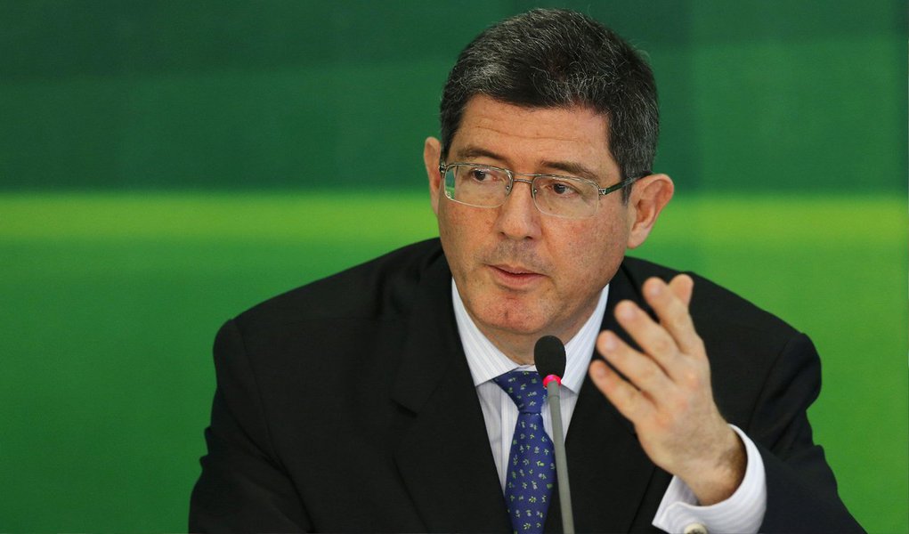 Após garantir que não descumpriu ordem médica para viajar aos EUA, onde a presidente Dilma Rousseff tem agenda com empresários, o ministro da Fazenda, Joaquim Levy, falou sobre a expectativa do governo brasileiro; "Acho que vai ser positiva. A gente tem bastante coisa pra fazer, a economia está num momento importante, e é uma oportunidade boa. Como disse a presidente, lá em Washington, vai ser bastante positivo" (Foto: Romulo Faro) Após garantir que não descumpriu ordem médica para viajar aos EUA, onde a presidente Dilma Rousseff tem agenda com empresários, o ministro da Fazenda, Joaquim Levy, falou sobre a expectativa do governo brasileiro; "Acho que vai ser positiva. A gente tem bastante coisa pra fazer, a economia está num momento importante, e é uma oportunidade boa. Como disse a presidente, lá em Washington, vai ser bastante positivo"