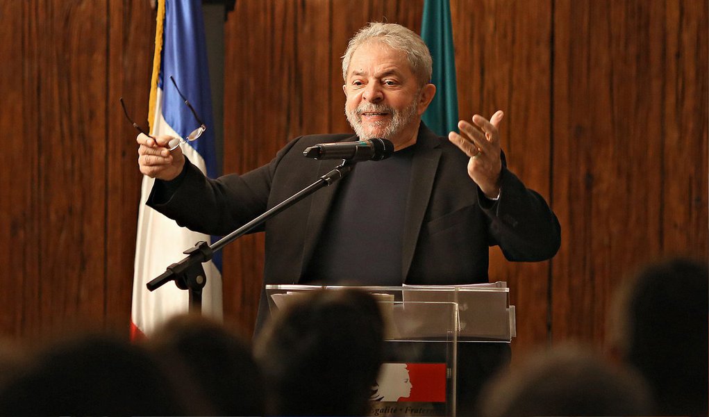 No texto, os parlamentares dizem que, "com perplexidade", acompanharam "os ataques ardilosos dos reacionários e representantes do conservadorismo ao sempre presidente Lula" e tratam do habeas corpus "irresponsavelmente atribuído a Lula" como "mais uma tentativa de macular uma trajetória de abnegada dedicaçõa ao povo brasileiro" (Foto: Paulo Emílio) No texto, os parlamentares dizem que, "com perplexidade", acompanharam "os ataques ardilosos dos reacionários e representantes do conservadorismo ao sempre presidente Lula" e tratam do habeas corpus "irresponsavelmente atribuído a Lula" como "mais uma tentativa de macular uma trajetória de abnegada dedicaçõa ao povo brasileiro"