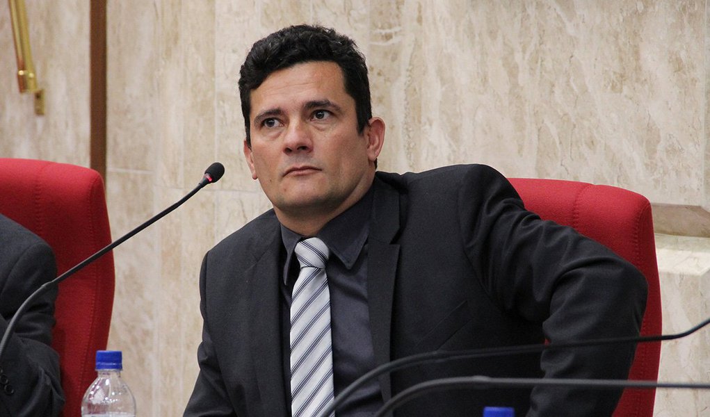 Ex-diretor da Petrobras Nestor Cerveró foi alvo de uma pena de mais de 12 anos de prisão; a prisão do lobista Fernando Soares, o Fernando Baiano, foi fixada em 16 anos; enquanto a do empresário Júlio Camargo, 14 anos de prisão; o doleiro e delator da Lava Jato Alberto Youssef, que também era réu nessa ação, foi absolvido (Foto: Gisele Federicce) Ex-diretor da Petrobras Nestor Cerveró foi alvo de uma pena de mais de 12 anos de prisão; a prisão do lobista Fernando Soares, o Fernando Baiano, foi fixada em 16 anos; enquanto a do empresário Júlio Camargo, 14 anos de prisão; o doleiro e delator da Lava Jato Alberto Youssef, que também era réu nessa ação, foi absolvido