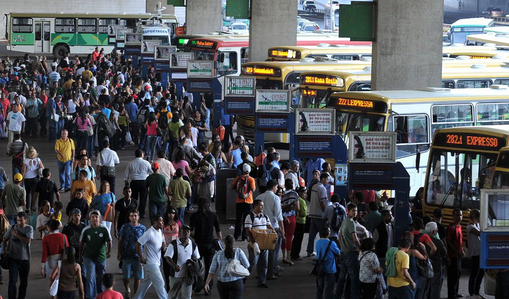 Trabalhadores de micro-ônibus do Distrito Federal resolveram não entrar em greve; em reunião realizada no início entre representantes do Sindicato dos Rodoviários e da Associação das Cooperativas de Transporte, a categoria entendeu que é necessário prazo maior a fim de buscar solução para o pedido de reajuste salarial dos funcionários de 20%; um novo encontro está agendado para às segunda-feira (29) (Foto: Leonardo Lucena) Trabalhadores de micro-ônibus do Distrito Federal resolveram não entrar em greve; em reunião realizada no início entre representantes do Sindicato dos Rodoviários e da Associação das Cooperativas de Transporte, a categoria entendeu que é necessário prazo maior a fim de buscar solução para o pedido de reajuste salarial dos funcionários de 20%; um novo encontro está agendado para às segunda-feira (29)