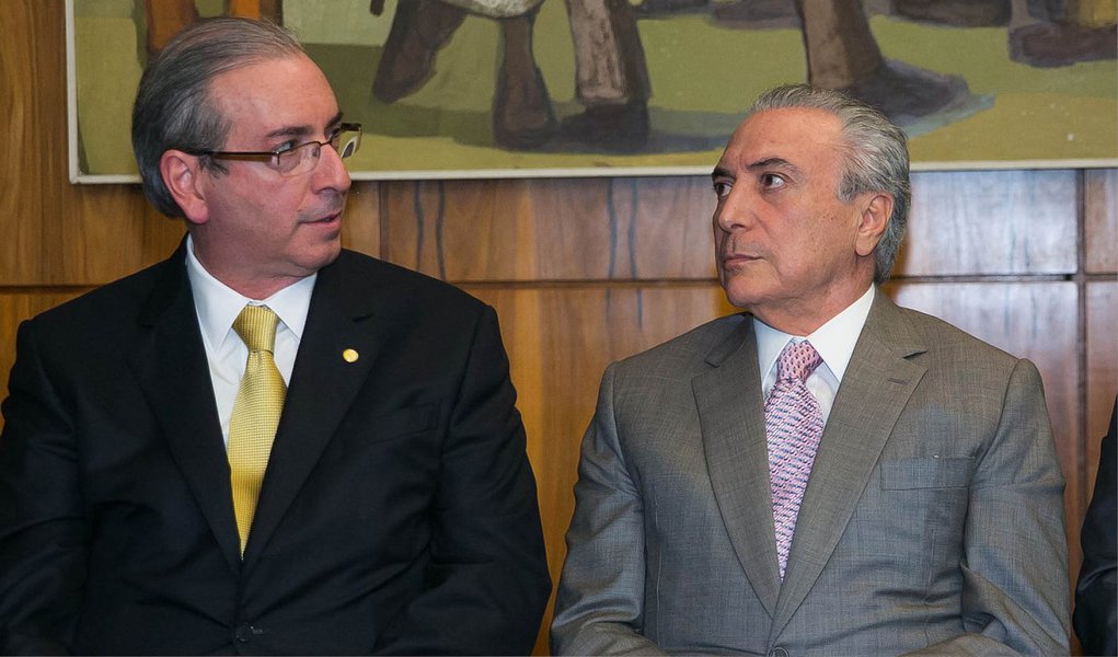 Presidente da Câmara, Eduardo Cunha (PMDB-RJ), disse hoje (2) que o vice-presidente da República Michel Temer está sendo "sabotado" pelo PT e defendeu sua saída da articulação política do governo; "Michel Temer entrou para melhorar esta articulação política e está claramente sendo sabotado por parte do PT. Acho que deveria deixar a articulação política", afirmou; para Cunha, a articulação política do governo está cada hora indo para um caminho 'equivocado' (Foto: Aquiles Lins) Presidente da Câmara, Eduardo Cunha (PMDB-RJ), disse hoje (2) que o vice-presidente da República Michel Temer está sendo "sabotado" pelo PT e defendeu sua saída da articulação política do governo; "Michel Temer entrou para melhorar esta articulação política e está claramente sendo sabotado por parte do PT. Acho que deveria deixar a articulação política", afirmou; para Cunha, a articulação política do governo está cada hora indo para um caminho 'equivocado'