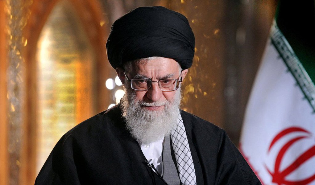 Acordo nuclear do Irã com as potências mundiais não vai abrir a República Islâmica à influência econômica e política dos Estados Unidos e ainda pode ser barrado por qualquer um dos países, disse o aiatolá Ali Khamenei; "Eles pensaram que este acordo - e ainda não está claro se vai ser aprovado no Irã nem nos EUA - vai abrir o Irã à influência deles (EUA)", afirmou; "Nós bloqueamos esse caminho e vamos definitivamente bloqueá-lo no futuro. Nós não vamos permitir influência econômica, política e cultural norte-americana no Irã", completou (Foto: Paulo Emílio) Acordo nuclear do Irã com as potências mundiais não vai abrir a República Islâmica à influência econômica e política dos Estados Unidos e ainda pode ser barrado por qualquer um dos países, disse o aiatolá Ali Khamenei; "Eles pensaram que este acordo - e ainda não está claro se vai ser aprovado no Irã nem nos EUA - vai abrir o Irã à influência deles (EUA)", afirmou; "Nós bloqueamos esse caminho e vamos definitivamente bloqueá-lo no futuro. Nós não vamos permitir influência econômica, política e cultural norte-americana no Irã", completou