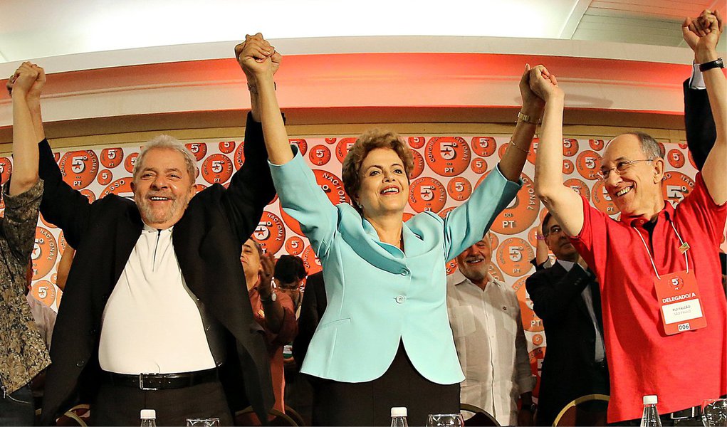 A Executiva Nacional do Partido dos Trabalhadores definiu, durante reunião nesta quinta (25), a nova resolução política da legenda, após uma análise da conjuntura recente do País; no documento, o PT critica a tentativa da oposição e da mídia em criminalizar a legenda e atingir a popularidade de Lula, repele a negativa da revogação da prisão preventiva do ex-secretário de Finanças, João Vaccari Neto, e diz que é é inadmissível a disputa política no interior do Tribunal de Contas da União para colocar sob suspeição as contas de 2014 do governo da presidente Dilma Rousseff (Foto: Valter Lima) A Executiva Nacional do Partido dos Trabalhadores definiu, durante reunião nesta quinta (25), a nova resolução política da legenda, após uma análise da conjuntura recente do País; no documento, o PT critica a tentativa da oposição e da mídia em criminalizar a legenda e atingir a popularidade de Lula, repele a negativa da revogação da prisão preventiva do ex-secretário de Finanças, João Vaccari Neto, e diz que é é inadmissível a disputa política no interior do Tribunal de Contas da União para colocar sob suspeição as contas de 2014 do governo da presidente Dilma Rousseff