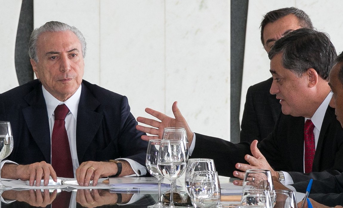 Após um café da manhã na residência oficial do vice-presidente, Michel Temer, o líder do governo na Câmara, deputado José Guimarães (PT-CE), disse que a base aliada está "afinada" para a votação, marcada para hoje, da MP 664, que altera as regras para a concessão de pensão por morte e auxílio-doença, parte do ajuste fiscal; "Eu acredito que nós não vamos ter surpresa. Vamos votar, acredito que votaremos bem o texto principal", comentou (Foto: Gisele Federicce) Após um café da manhã na residência oficial do vice-presidente, Michel Temer, o líder do governo na Câmara, deputado José Guimarães (PT-CE), disse que a base aliada está "afinada" para a votação, marcada para hoje, da MP 664, que altera as regras para a concessão de pensão por morte e auxílio-doença, parte do ajuste fiscal; "Eu acredito que nós não vamos ter surpresa. Vamos votar, acredito que votaremos bem o texto principal", comentou