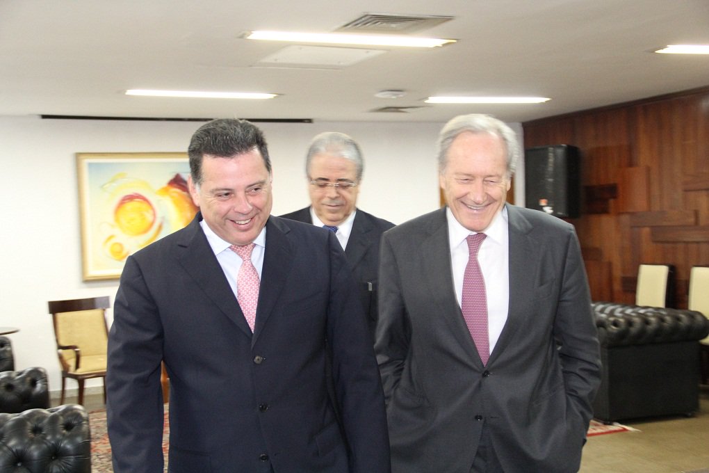Estado aderiu ao projeto Audiência de Custódia que garante a rápida apresentação do preso a um juiz nos casos de prisão em flagrante e diminui gastos com o sistema penitenciário; termo de Cooperação Técnica foi celebrado, nesta segunda-feira, na sede do Tribunal de Justiça de Goiás (TJ/GO), pelo governador Marconi Perillo, o presidente do Supremo Tribunal Federal, ministro Ricardo Lewandowski, o presidente do TJ/GO, desembargador Leobino Valente Chaves, representantes do Ministério Público estadual, da Defensoria Pública do Estado e da Ordem dos Advogados do Brasil/Seção Goiás (Foto: José Barbacena) Estado aderiu ao projeto Audiência de Custódia que garante a rápida apresentação do preso a um juiz nos casos de prisão em flagrante e diminui gastos com o sistema penitenciário; termo de Cooperação Técnica foi celebrado, nesta segunda-feira, na sede do Tribunal de Justiça de Goiás (TJ/GO), pelo governador Marconi Perillo, o presidente do Supremo Tribunal Federal, ministro Ricardo Lewandowski, o presidente do TJ/GO, desembargador Leobino Valente Chaves, representantes do Ministério Público estadual, da Defensoria Pública do Estado e da Ordem dos Advogados do Brasil/Seção Goiás