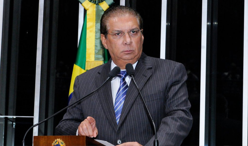 O senador Jader Barbalho (PMDB-PA) insinuou que o procurador-geral da República, Rodrigo Janot, está correto em investigar o envolvimento do presidente da Câmara, Eduardo Cunha (PMDB-RJ), em irregularidades na Petrobras; "O que está ocorrendo na Câmara dos Deputados não está me causando espanto. Esses jabutis não são gratuitos, na extensão do termo. O presidente da Câmara está achando que pode ser um ditador", afirmou (Foto: Valter Lima) O senador Jader Barbalho (PMDB-PA) insinuou que o procurador-geral da República, Rodrigo Janot, está correto em investigar o envolvimento do presidente da Câmara, Eduardo Cunha (PMDB-RJ), em irregularidades na Petrobras; "O que está ocorrendo na Câmara dos Deputados não está me causando espanto. Esses jabutis não são gratuitos, na extensão do termo. O presidente da Câmara está achando que pode ser um ditador", afirmou