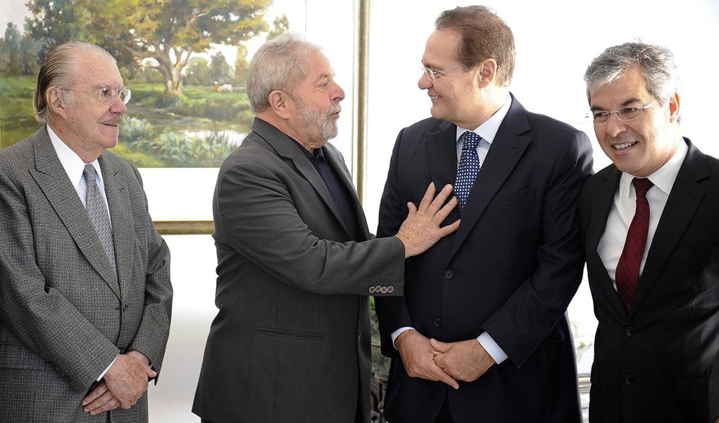 Em movimento para reaproximar o PMDB, ex-presidente Lula pediu, em café da manhã na casa do presidente do Senado, que Renan Calheiros ‘releve os problemas com Dilma Rousseff, fique mais perto e ajude o governo a sair da crise’: “A Lava Jato não pode ser a agenda do País”, insistiu; em reunião na segunda-feira com parlamentares do PT, ele também cobrou união pelo governo, diante da delação de Ricardo Pessoa: “Todo vazamento é contra o PT. O que eles querem é ver Dilma e o PT sangrarem até 2018” (Foto: Roberta Namour) Em movimento para reaproximar o PMDB, ex-presidente Lula pediu, em café da manhã na casa do presidente do Senado, que Renan Calheiros ‘releve os problemas com Dilma Rousseff, fique mais perto e ajude o governo a sair da crise’: “A Lava Jato não pode ser a agenda do País”, insistiu; em reunião na segunda-feira com parlamentares do PT, ele também cobrou união pelo governo, diante da delação de Ricardo Pessoa: “Todo vazamento é contra o PT. O que eles querem é ver Dilma e o PT sangrarem até 2018”