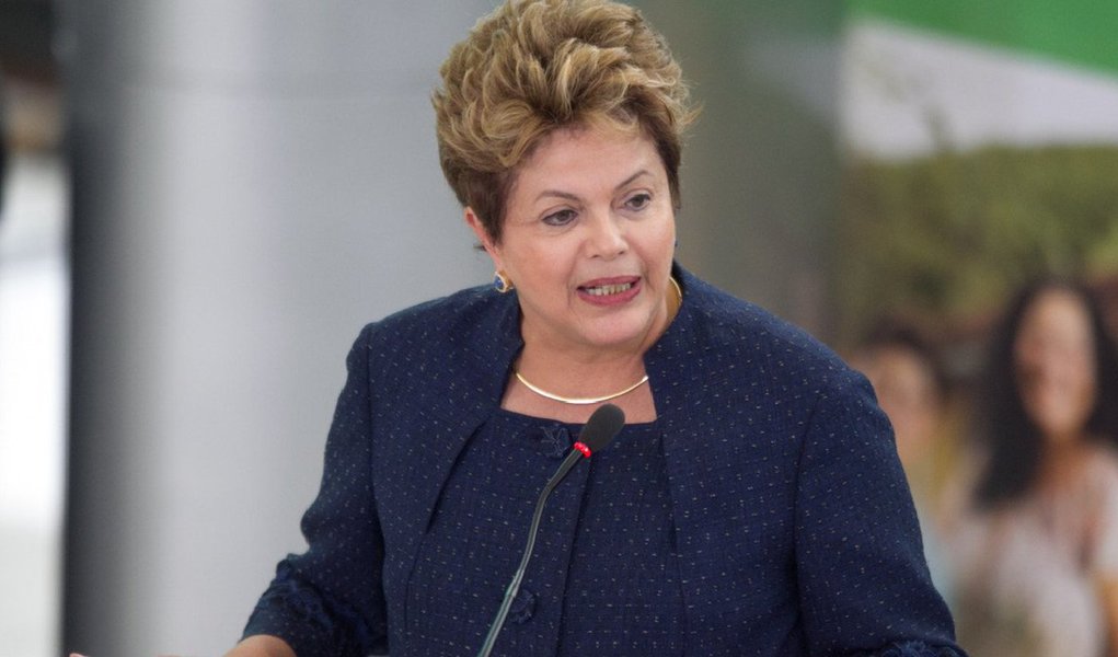 Um grupo de juristas defendeu durante um encontro de ex-alunos da Faculdade de Direito da Universidade de São Paulo que a presidente Dilma Rousseff renuncie ao seu mandato como uma forma de preservar as instituições; ex-ministro do Supremo Tribunal Militar, Flavio Flores da Cunha Bierrenbach pediu um "gesto de grandeza, para que a senhora presidente da República preserve tanto as instituições que jurou defender como sua própria biografia"; "Renúncia já!", bradou (Foto: Paulo Emílio) Um grupo de juristas defendeu durante um encontro de ex-alunos da Faculdade de Direito da Universidade de São Paulo que a presidente Dilma Rousseff renuncie ao seu mandato como uma forma de preservar as instituições; ex-ministro do Supremo Tribunal Militar, Flavio Flores da Cunha Bierrenbach pediu um "gesto de grandeza, para que a senhora presidente da República preserve tanto as instituições que jurou defender como sua própria biografia"; "Renúncia já!", bradou