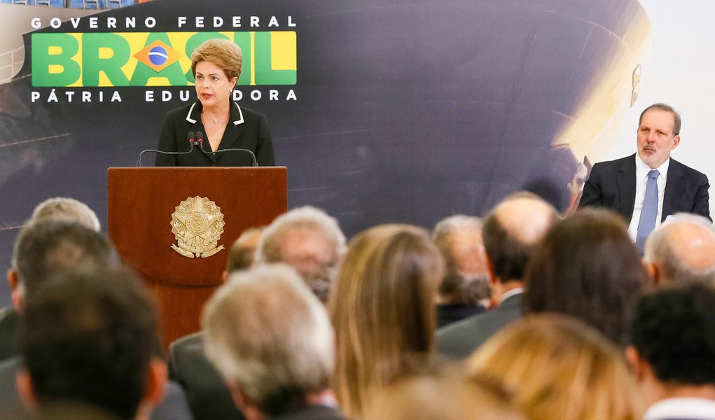Com o lema "mais Brasil no mundo", presidente lança o Plano Nacional de Exportação como mais uma medida da agenda positiva do governo em prol da recuperação do crescimento econômico; "Vamos fazer do comércio exterior elemento central da agenda de competitividade e de crescimento da economia. Vamos em busca desses mercados, vamos levar o Brasil para o mundo", discursou Dilma Rousseff; segundo ela, aumentar a participação do País no comércio mundial é "palavra de ordem"; o plano prevê, entre outras medidas, a ampliação de US$ 15 bilhões para o Fundo de Garantia às Exportações (FGE) e tem como objetivo aumentar a participação do Brasil no comércio exterior nos próximos anos (Foto: Gisele Federicce) Com o lema "mais Brasil no mundo", presidente lança o Plano Nacional de Exportação como mais uma medida da agenda positiva do governo em prol da recuperação do crescimento econômico; "Vamos fazer do comércio exterior elemento central da agenda de competitividade e de crescimento da economia. Vamos em busca desses mercados, vamos levar o Brasil para o mundo", discursou Dilma Rousseff; segundo ela, aumentar a participação do País no comércio mundial é "palavra de ordem"; o plano prevê, entre outras medidas, a ampliação de US$ 15 bilhões para o Fundo de Garantia às Exportações (FGE) e tem como objetivo aumentar a participação do Brasil no comércio exterior nos próximos anos