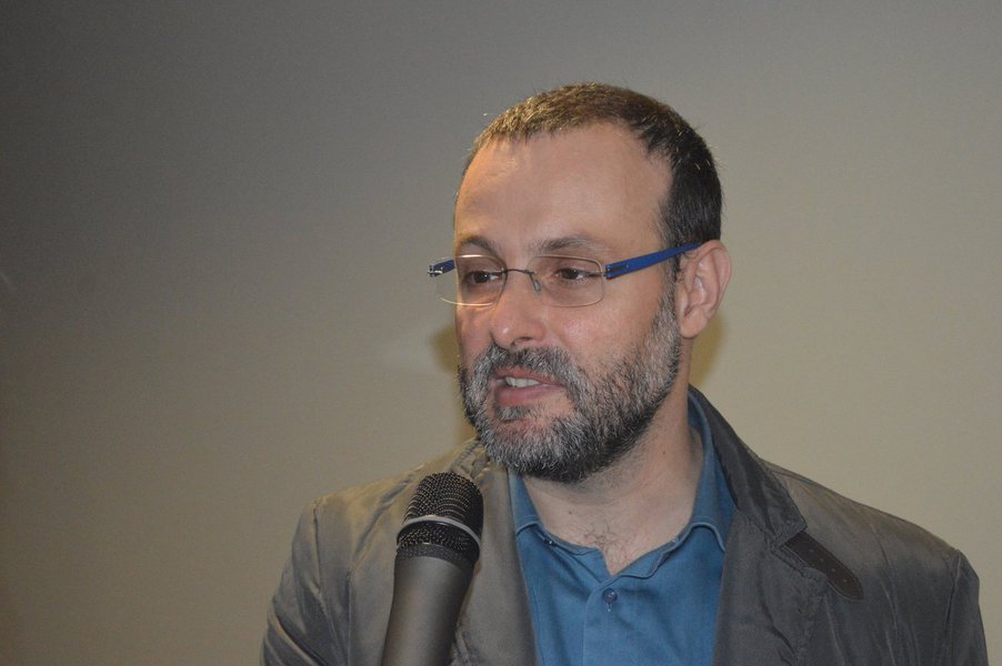 Aprovado na última quinta-feira (13) pela Câmara dos Deputados, o projeto de Lei 2016/15, de combate ao terrorismo, foi criticado pelo vice-presidente do Fórum Brasileiro de Segurança Pública, Renato Sergio Lima; para o especialista, a proposta restringe direitos e pode enquadrar manifestantes e movimentos sociais como terroristas; "É claro que depredações precisam ser punidas como crime, mas isto é terrorismo? Quando a gente fala de terrorismo, o Estado está autorizado a suspender direitos da população. A gente quer resolver o problema suspendendo direitos ou garantir que os direitos sejam exercidos em sua plenitude?", questionou (Foto: Paulo Emílio) Aprovado na última quinta-feira (13) pela Câmara dos Deputados, o projeto de Lei 2016/15, de combate ao terrorismo, foi criticado pelo vice-presidente do Fórum Brasileiro de Segurança Pública, Renato Sergio Lima; para o especialista, a proposta restringe direitos e pode enquadrar manifestantes e movimentos sociais como terroristas; "É claro que depredações precisam ser punidas como crime, mas isto é terrorismo? Quando a gente fala de terrorismo, o Estado está autorizado a suspender direitos da população. A gente quer resolver o problema suspendendo direitos ou garantir que os direitos sejam exercidos em sua plenitude?", questionou