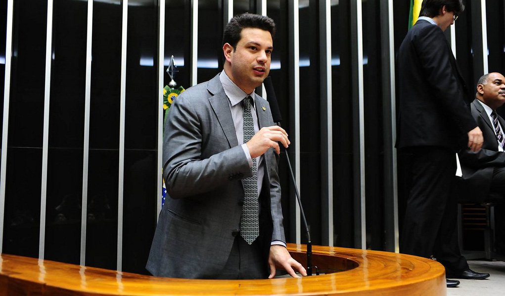 Deputados rejeitaram a maioria dos destaques acrescidos à proposta, mas aprovaram duas emendas que reduzem a recomposição de receitas inicialmente prevista pelo governo de R$ 12 bilhões ao ano; delator da proposta, deputado Leonardo Picciani (PMDB-RJ), estima que o governo deve ter um incremento acima dos R$ 10 bilhões ao ano na arrecadação com o texto aprovado; “Certamente não será grande o impacto... Não creio ser um impacto muito grande porque as confecções são pequenas empresas, o setor têxtil como um todo não foi contemplado, apenas confecções”, afirmou (Foto: Roberta Namour) Deputados rejeitaram a maioria dos destaques acrescidos à proposta, mas aprovaram duas emendas que reduzem a recomposição de receitas inicialmente prevista pelo governo de R$ 12 bilhões ao ano; delator da proposta, deputado Leonardo Picciani (PMDB-RJ), estima que o governo deve ter um incremento acima dos R$ 10 bilhões ao ano na arrecadação com o texto aprovado; “Certamente não será grande o impacto... Não creio ser um impacto muito grande porque as confecções são pequenas empresas, o setor têxtil como um todo não foi contemplado, apenas confecções”, afirmou