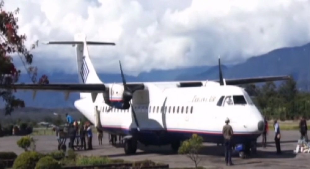 Um avião indonésio com 54 pessoas a bordo desapareceu neste domingo (16) durante o voo na província de Papua; o ATR 42 da companhia Trigana Air perdeu contato com o tráfego aéreo depois de descolar do aeroporto regional de Sentani, na província de Papua, no sudeste da Indonésia; o avião transportava 44 adultos, cinco crianças e cinco membros da tripulação, num voo que deveria durar 45 minutos e com pouso previsto em Oksibil (província de Papua) (Foto: Valter Lima) Um avião indonésio com 54 pessoas a bordo desapareceu neste domingo (16) durante o voo na província de Papua; o ATR 42 da companhia Trigana Air perdeu contato com o tráfego aéreo depois de descolar do aeroporto regional de Sentani, na província de Papua, no sudeste da Indonésia; o avião transportava 44 adultos, cinco crianças e cinco membros da tripulação, num voo que deveria durar 45 minutos e com pouso previsto em Oksibil (província de Papua)