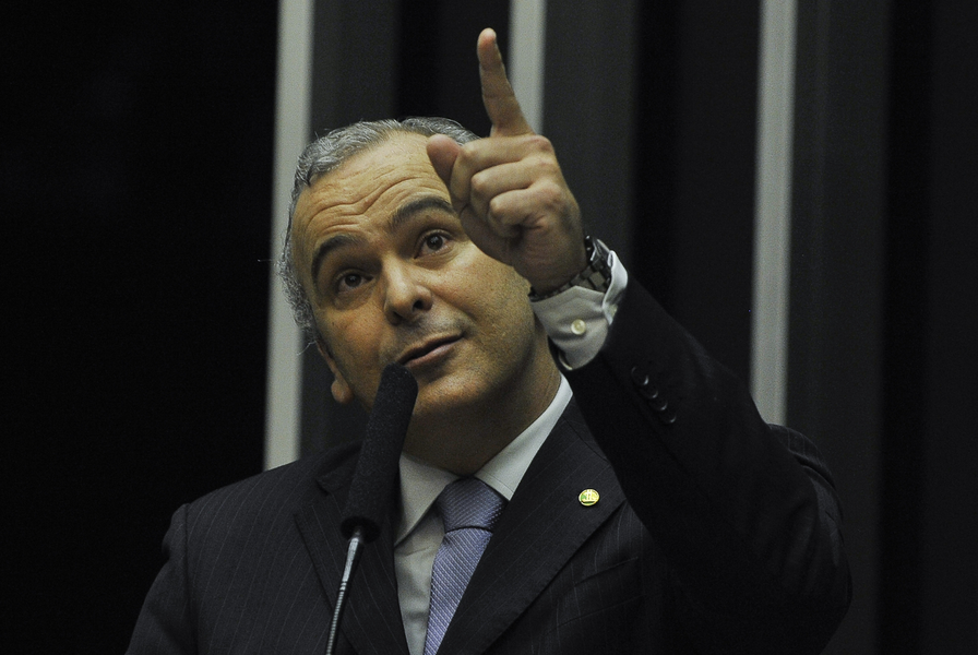 Sempre disposto a apontar o dedo contra seus próprios colegas, o deputado Júlio Delgado, que relatou as cassações de José Dirceu, no "mensalão", e de André Vargas, mais recentemente, é um personagem emblemático da delação de Ricardo Pessoa; segundo o empresário, ele recebeu R$ 150 mil para não envolvê-lo na CPI da Petrobras; Vargas foi cassado por ter aceito carona num avião do doleiro Alberto Youssef; e agora? (Foto: Leonardo Attuch) Sempre disposto a apontar o dedo contra seus próprios colegas, o deputado Júlio Delgado, que relatou as cassações de José Dirceu, no "mensalão", e de André Vargas, mais recentemente, é um personagem emblemático da delação de Ricardo Pessoa; segundo o empresário, ele recebeu R$ 150 mil para não envolvê-lo na CPI da Petrobras; Vargas foi cassado por ter aceito carona num avião do doleiro Alberto Youssef; e agora?