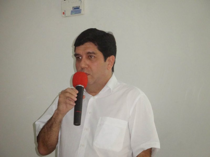 A notícia de que Carlos Roberto Martins (Cabeto) assumiria como adjunto na Secretaria de Saúde do Estado (Sesa) foi dada como certa pelo próprio médico. Na noite de ontem, porém, Dr. Cabeto voltou atrás e disse ao jornal O Povo que irá pensar ao longo do final de semana em como irá contribuir com a gestão estadual (Foto: Rodrigo Rocha) A notícia de que Carlos Roberto Martins (Cabeto) assumiria como adjunto na Secretaria de Saúde do Estado (Sesa) foi dada como certa pelo próprio médico. Na noite de ontem, porém, Dr. Cabeto voltou atrás e disse ao jornal O Povo que irá pensar ao longo do final de semana em como irá contribuir com a gestão estadual