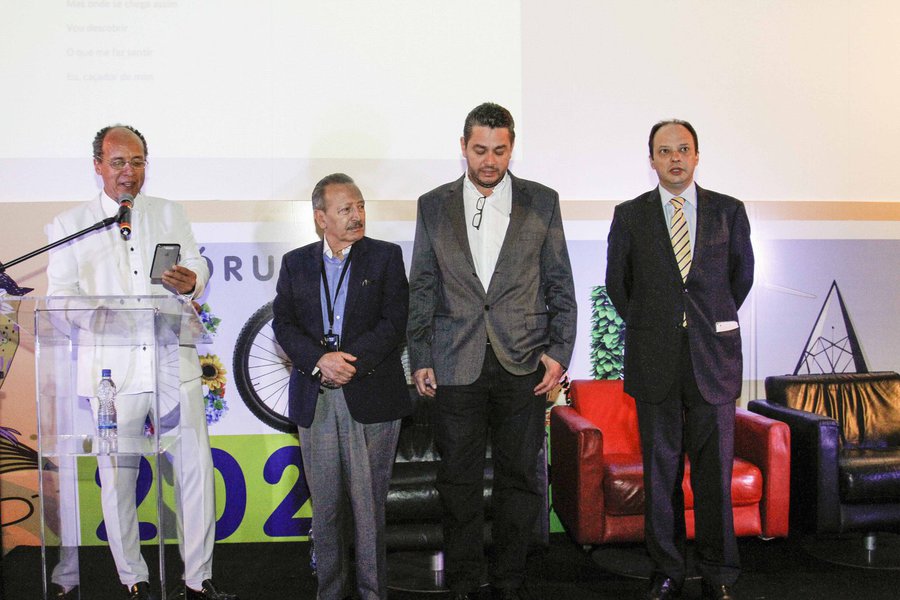A unificação do modelo de segurança, investimentos em tecnologia, redução da maioridade penal, pacto federativo, e a federalização dos presídios foram alguns dos temas do 4º Fórum Goiânia 2020 – A cidade que queremos, realizado pelo Akhenaton Institute, do publicitário Marcus Vinícius Queiroz; debate, acompanhado por políticos, empresários e advogados, reuniu dois potenciais candidatos à Prefeitura de Goiânia nas eleições de 2016, o deputado federal Delegado Waldir (PSDB) e o empresário Vanderlan Cardoso (PSB); debate reuniu ainda o general colombiano Luis Ernesto Gilibert Vargas; o secretário de Segurança de Goiás, Joaquim Mesquita, e do Tocantins, César Simoni (Foto: Realle Palazzo-Martini) A unificação do modelo de segurança, investimentos em tecnologia, redução da maioridade penal, pacto federativo, e a federalização dos presídios foram alguns dos temas do 4º Fórum Goiânia 2020 – A cidade que queremos, realizado pelo Akhenaton Institute, do publicitário Marcus Vinícius Queiroz; debate, acompanhado por políticos, empresários e advogados, reuniu dois potenciais candidatos à Prefeitura de Goiânia nas eleições de 2016, o deputado federal Delegado Waldir (PSDB) e o empresário Vanderlan Cardoso (PSB); debate reuniu ainda o general colombiano Luis Ernesto Gilibert Vargas; o secretário de Segurança de Goiás, Joaquim Mesquita, e do Tocantins, César Simoni
