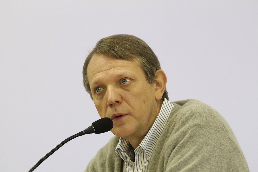 O cientista político André Singer afirma em artigo neste sábado (15) que a Agenda Brasil, lançada por Renan Calheiros na última semana, "recoloca o PMDB no lugar que objetivamente lhe cabe na política nacional desde que esta se polarizou entre PT e PSDB: o centro do espectro"; "Visto em retrospecto, o movimento do centro peemedebista revela o "timing" típico da velha guarda, da escola de Tancredo Neves. Embora muita conversa deva ter corrido nos bastidores, aguardou-se com frieza a situação de Dilma chegar ao fundo do poço. Então, Michel Temer entrou em cena para dizer que a situação era grave e se propôs a reunificar o país. Agora se vê que a fala do vice-presidente da República provocou onda que foi desaguar na proposta de Renan", descreve (Foto: Valter Lima) O cientista político André Singer afirma em artigo neste sábado (15) que a Agenda Brasil, lançada por Renan Calheiros na última semana, "recoloca o PMDB no lugar que objetivamente lhe cabe na política nacional desde que esta se polarizou entre PT e PSDB: o centro do espectro"; "Visto em retrospecto, o movimento do centro peemedebista revela o "timing" típico da velha guarda, da escola de Tancredo Neves. Embora muita conversa deva ter corrido nos bastidores, aguardou-se com frieza a situação de Dilma chegar ao fundo do poço. Então, Michel Temer entrou em cena para dizer que a situação era grave e se propôs a reunificar o país. Agora se vê que a fala do vice-presidente da República provocou onda que foi desaguar na proposta de Renan", descreve
