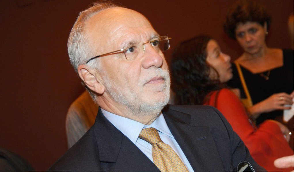 A prisão temporária de Alexandrino Alencar vence nesta quarta-feira; o MPF diz que há provas concretas de que o ex-diretor, que pediu afastamento da empresa após ser preso, atuava no pagamento de propina para obter contratos com a Petrobras; segundo a acusação, mesmo com o afastamento de Alexandrino de suas funções na empresa, ele deve continuar preso, porque ainda tem influência para interferir na investigação (Foto: Aquiles Lins) A prisão temporária de Alexandrino Alencar vence nesta quarta-feira; o MPF diz que há provas concretas de que o ex-diretor, que pediu afastamento da empresa após ser preso, atuava no pagamento de propina para obter contratos com a Petrobras; segundo a acusação, mesmo com o afastamento de Alexandrino de suas funções na empresa, ele deve continuar preso, porque ainda tem influência para interferir na investigação